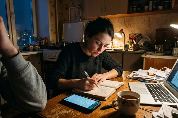 Автор пишет текст персональной песни