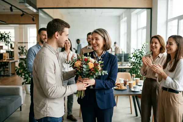 Женщине на 50 лет — песня в подарок